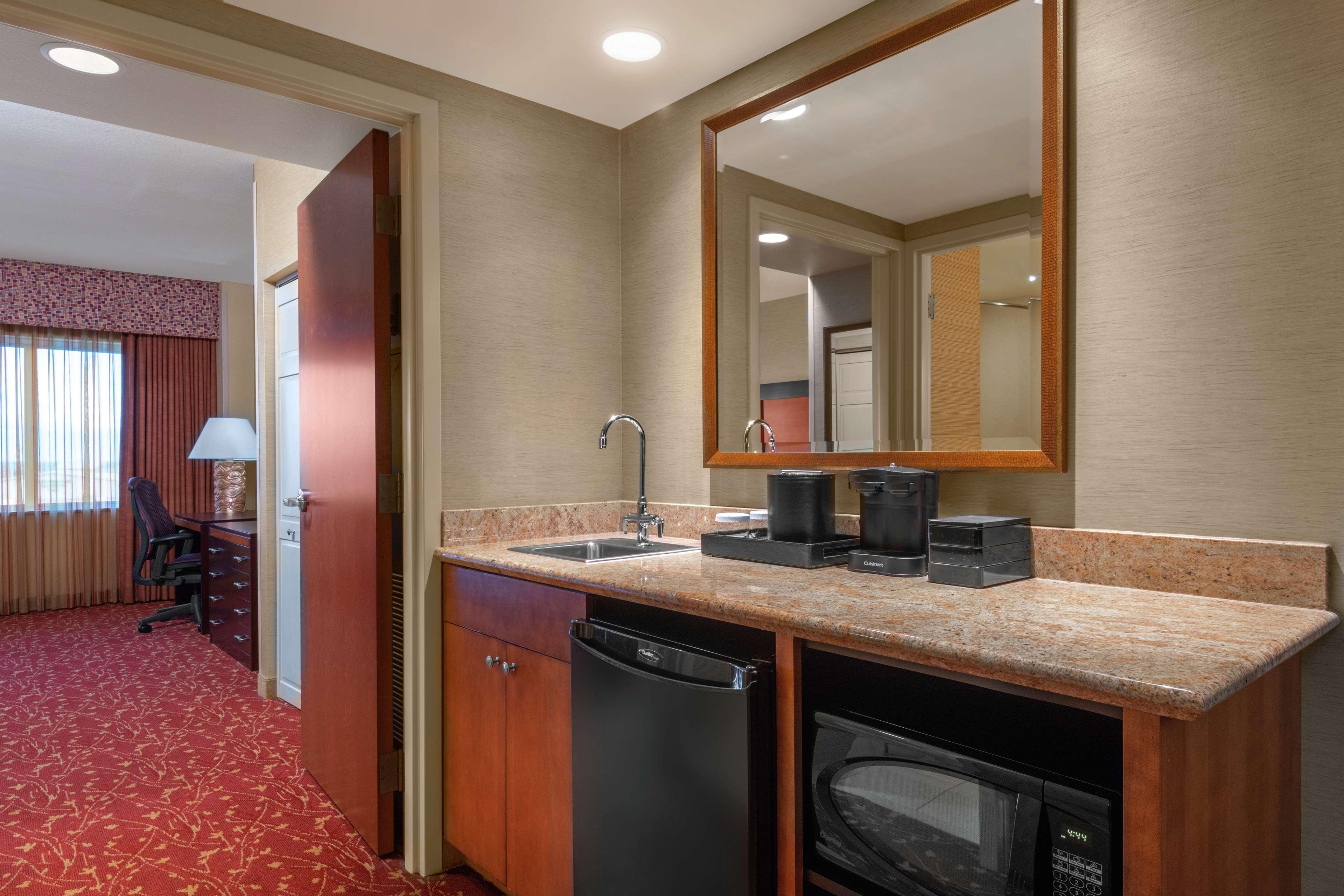 Embassy Suites Loveland Conference Center Exterior photo